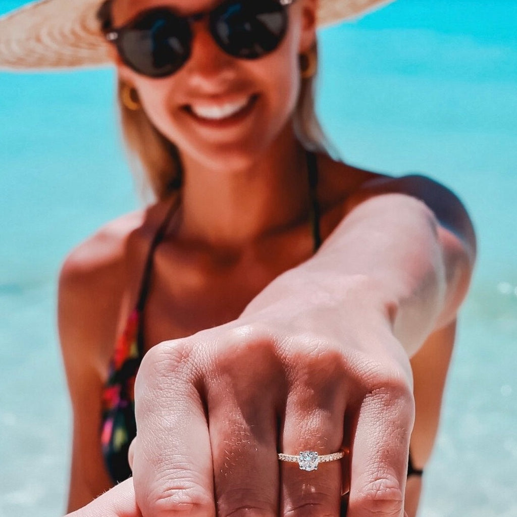 Carrée Micropavé Round Brilliant Diamond Engagement Ring - Yellow Gold